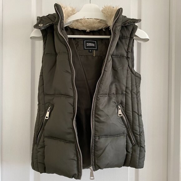 Olive Green Puffer Vest with Furry Collar and Knit-Patterned Back - Picture 4 of 9